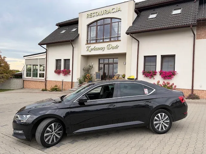 Чорна Škoda Superb Taxi Cieszyn біля ресторану