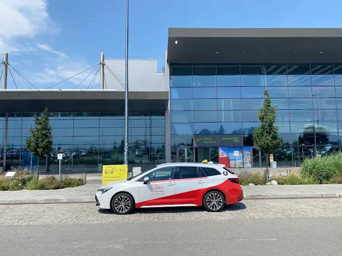 Автомобіль Taxi Cieszyn біля терміналу аеропорту